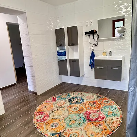 Sarffy Vendeghaz Apartment Szoce