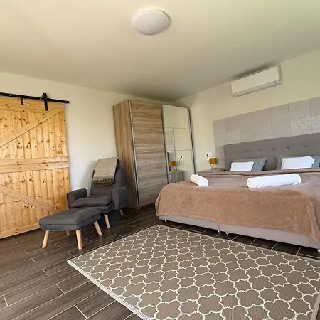 Sarffy Vendeghaz Διαμέρισμα Szoce
